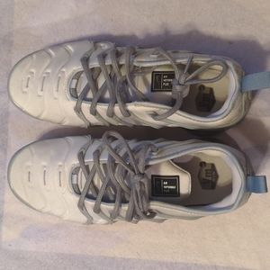 Women's Nike tennis shoes